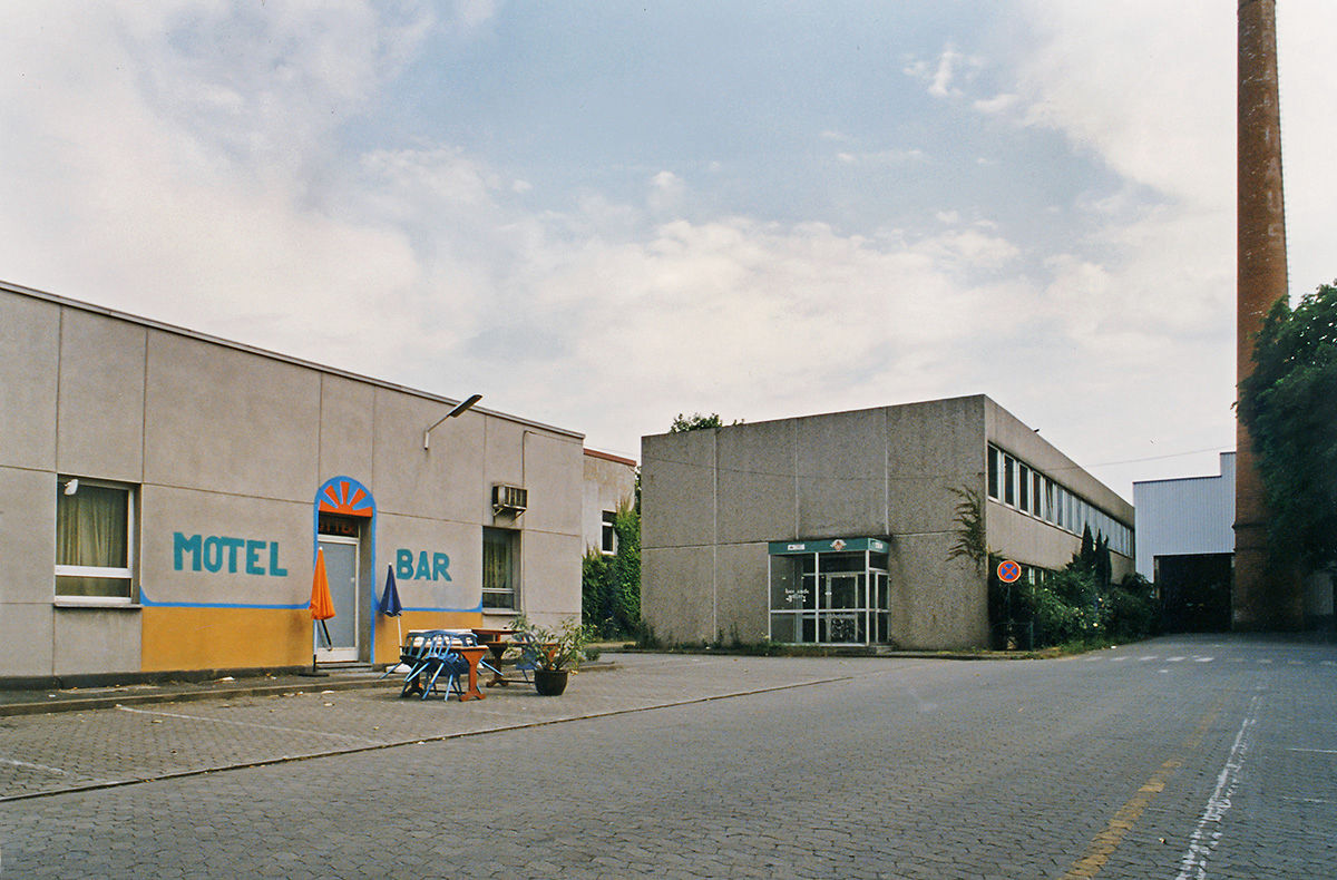 Installation+Fotografie "ONE ROOM MOTEL", aus Art-Photo-Serie, Koetter, Frankfurt